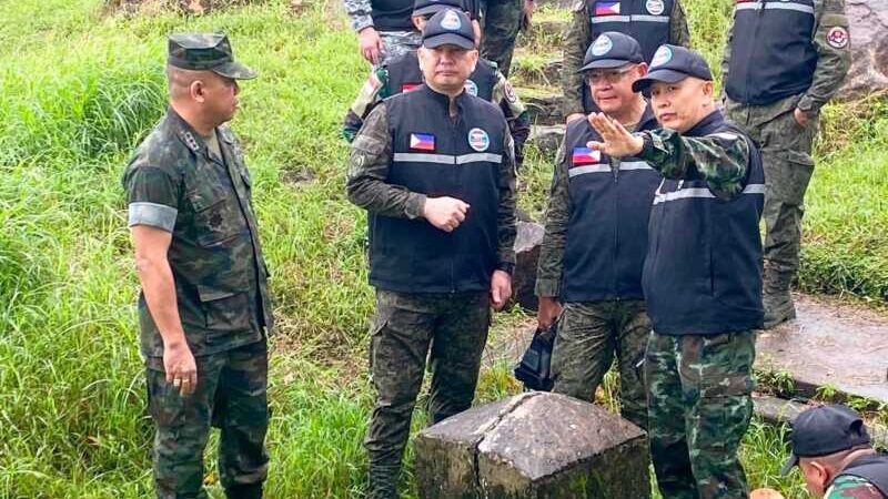 ตราด – กองบัญชาการกองทัพไทย นำคณะผู้สังเกตการณ์อาเซียน (AOT-TH) ลงพื้นที่ชายแดนตราด ตรวจสอบผลกระทบจากการสร้างเขื่อนดักตะกอนของภาคเอกชนกัมพูชาที่ชายแดน