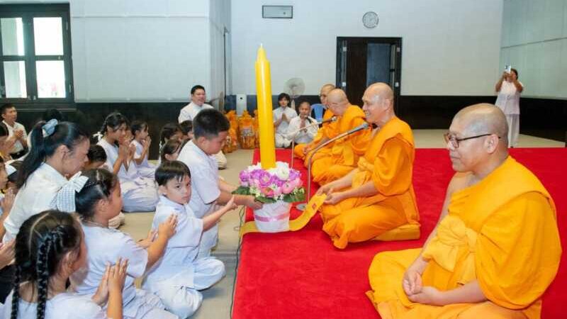 ปทุมธานี – นายอำเภอคลองหลวงนำเยาวชนเข้าวัดถวายเทียนพรรษา ปลูกฝังศีลธรรมสร้างภูมิคุ้มกันทางใจตั้งแต่วัยเยาว์