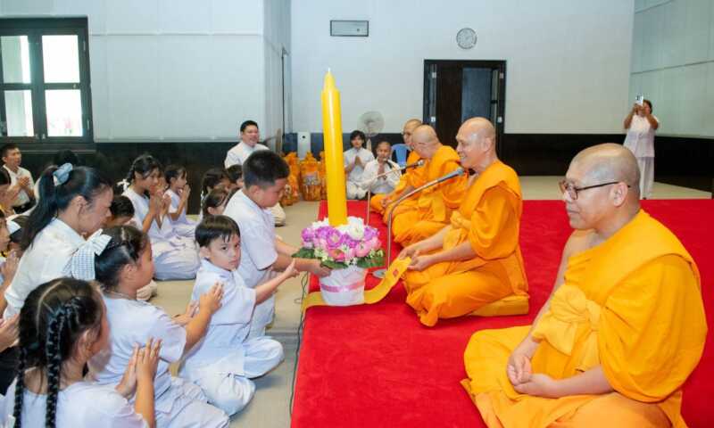 ปทุมธานี – นายอำเภอคลองหลวงนำเยาวชนเข้าวัดถวายเทียนพรรษา ปลูกฝังศีลธรรมสร้างภูมิคุ้มกันทางใจตั้งแต่วัยเยาว์