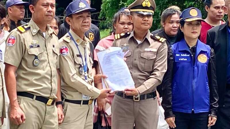 อ.คลองใหญ่ จ.ตราด เปิดด่านหาดเล็กตรวจเข้ม สัมภาระรับตัวคนไทย 17 คนเป็นบุคคลไม่มีสถานะทางทะเบียนและเข้าเมืองผิดกฎหมายเกี่ยวข้องกับอาชญากรรมออนไลน์ในราชอาณาจักรกัมพูชาส่งกลับประเทศไทย