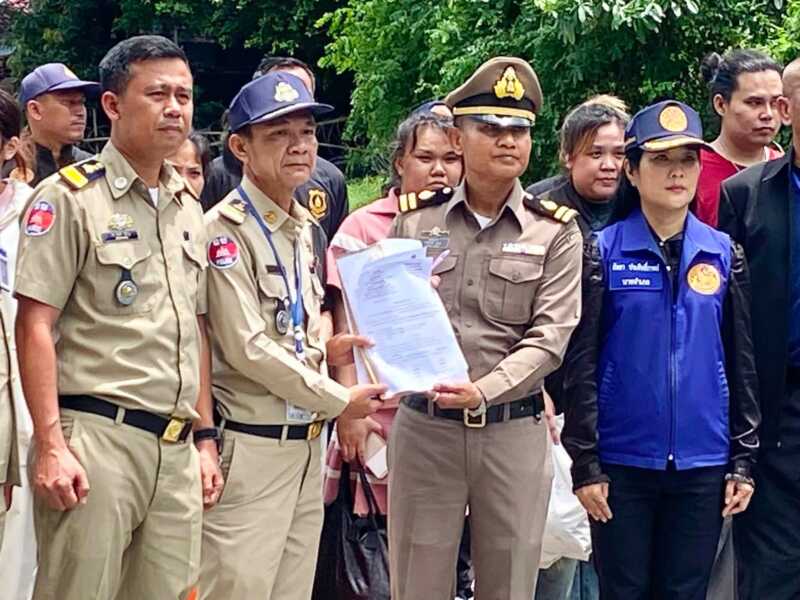 อ.คลองใหญ่ จ.ตราด เปิดด่านหาดเล็กตรวจเข้ม สัมภาระรับตัวคนไทย 17 คนเป็นบุคคลไม่มีสถานะทางทะเบียนและเข้าเมืองผิดกฎหมายเกี่ยวข้องกับอาชญากรรมออนไลน์ในราชอาณาจักรกัมพูชาส่งกลับประเทศไทย