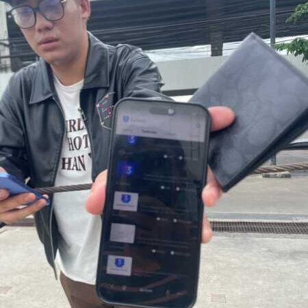 ปทุมธานี – โจรคราบผู้ดีทำทีซื้อไอโฟน 16 กระทืบพ่อลูกอ่อนชิงมือถือหนี
