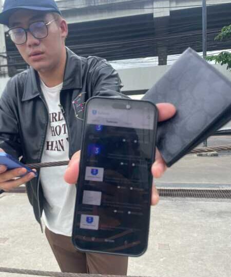 ปทุมธานี – โจรคราบผู้ดีทำทีซื้อไอโฟน 16 กระทืบพ่อลูกอ่อนชิงมือถือหนี