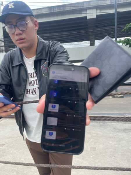 ปทุมธานี – โจรคราบผู้ดีทำทีซื้อไอโฟน 16 กระทืบพ่อลูกอ่อนชิงมือถือหนี
