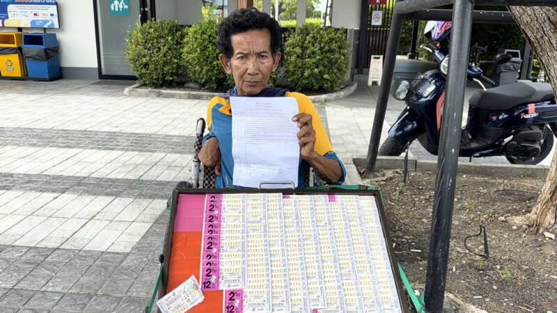 ทำได้ลงคอ!! พ่อค้าพิการวัย 63 ปี ร้องสื่อถูกคนร้ายชิงลอตเตอรี่ 46 ใบ วอนทั้งน้ำตาขอให้เอามาคืน