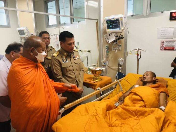 มุกดาหาร – สมเด็จพระสังฆราช โปรดประทานกัปปิยภัณฑ์ เยี่ยมพระอาพาธ