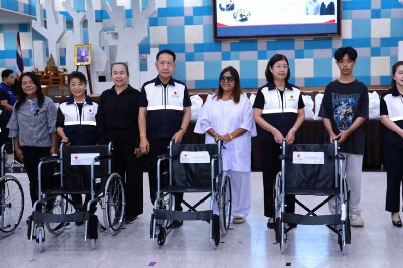 เหล่ากาชาดชลบุรี เดินหน้า “บำบัดทุกข์ บำรุงสุข” ลงพื้นที่มอบอุปกรณ์ช่วยเหลือและถุงยังชีพแก่ผู้ยากไร้
