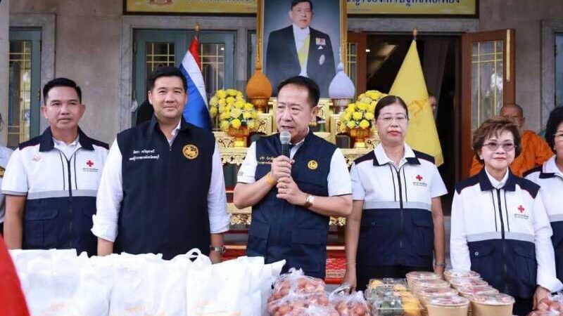 ผู้ว่าฯ ชลบุรี พร้อมคณะสงฆ์และส่วนราชการ เติมน้ำใจใส่ “ตู้ปันสุข” มอบของอุปโภคบริโภคช่วยประชาชน