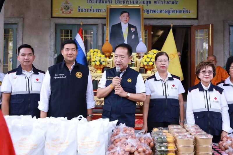 ผู้ว่าฯ ชลบุรี พร้อมคณะสงฆ์และส่วนราชการ เติมน้ำใจใส่ “ตู้ปันสุข” มอบของอุปโภคบริโภคช่วยประชาชน