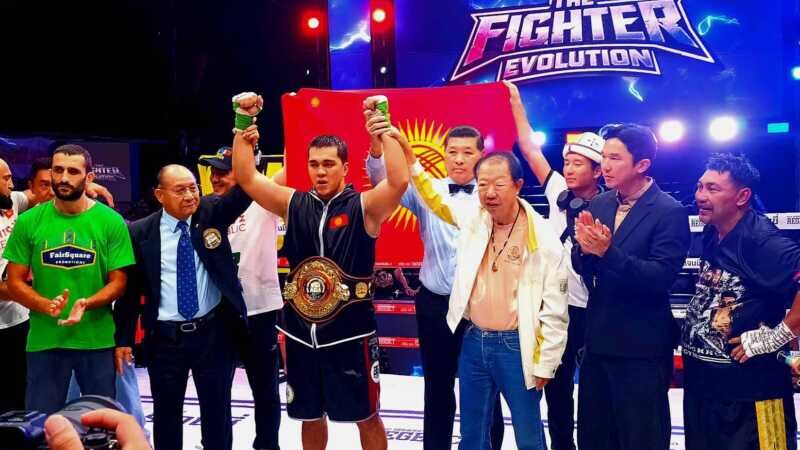 THE FIGHTER EVOLUTION ประจำเดือนสิงหาคม คู่เอกไฟท์ยักษ์ชนยักษ์ชิงเข็มขัด WBA Asia Cruiserweight Title นูเบค วาลิโซนอฟ จากคีร์กีสถานดวลเดือดอดีตแชมป์โลกชาวไทย ศิริมงคล สิงห์วังชา ก่อนชนะคะแนนไม่เอกฉันท์คว้าเข็มขัดไปครอง ส่วน แจ๊คกี้ ลิตเติ้ล ยอดสนั่น โชว์ฟอร์มน็อค ราสซารัน ตรีสุวรรณ แค่ยก 2 เส้นทางสู่เข็มขัดสถาบันใหญ่เปิดกว้าง