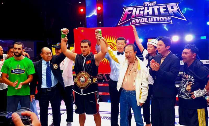 THE FIGHTER EVOLUTION ประจำเดือนสิงหาคม คู่เอกไฟท์ยักษ์ชนยักษ์ชิงเข็มขัด WBA Asia Cruiserweight Title นูเบค วาลิโซนอฟ จากคีร์กีสถานดวลเดือดอดีตแชมป์โลกชาวไทย ศิริมงคล สิงห์วังชา ก่อนชนะคะแนนไม่เอกฉันท์คว้าเข็มขัดไปครอง ส่วน แจ๊คกี้ ลิตเติ้ล ยอดสนั่น โชว์ฟอร์มน็อค ราสซารัน ตรีสุวรรณ แค่ยก 2 เส้นทางสู่เข็มขัดสถาบันใหญ่เปิดกว้าง