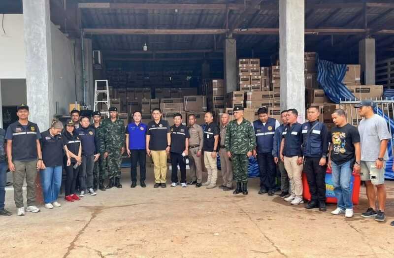 ชุมพร-บุกตรวจค้นโกดังมะพร้าวท่าแซะ ยึดเครื่องใช้ไฟฟ้ามูลค่ากว่า 100 ล้านบาท สงสัยลักลอบนำเข้าผิดกฎหมาย