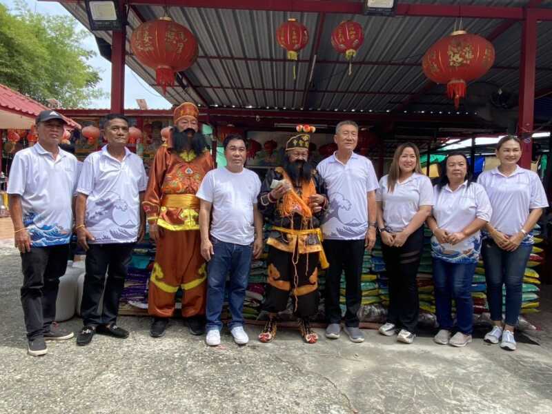 ศาลเจ้าเตียวหุยจัดพิธีเทกระจาดใหญ่ แจกข้าวสาร-อาหารทานแก่ผู้ยากไร้กว่า 700 คน คอหวยแห่ส่องเลขประทัด