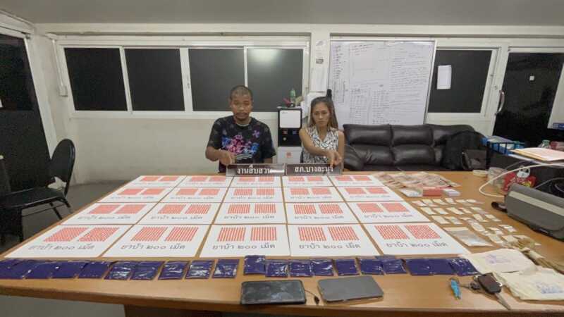 ตร.สืบบางละมุง บุกตามรวบผัวเมียชาวกรุง เอยาเสพติดรายใหญ่ ตรวจค้นพบยาบ้า 4,000 เม็ดไอซ์ เคตามีนอีกจำนวนมาก