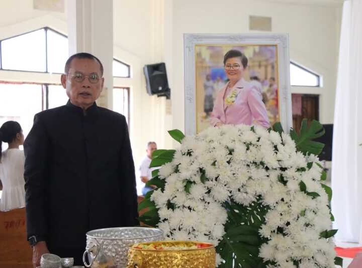พระบาทสมเด็จพระเจ้าอยู่หัว ทรงพระกรุณาโปรดเกล้าฯ พระราชทานน้ำหลวงอาบศพ พร้อมหีบเชิงชายประกอบศพ นางภาริณี พีระพันธ์ อดีตนายกเทศมนตรีเทศบาลตำบลคลองแม่ลาย