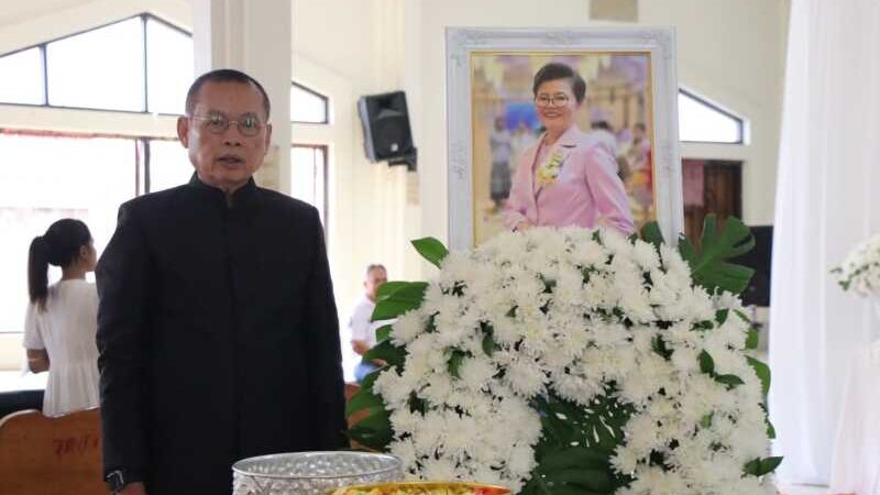 พระบาทสมเด็จพระเจ้าอยู่หัว ทรงพระกรุณาโปรดเกล้าฯ พระราชทานน้ำหลวงอาบศพ พร้อมหีบเชิงชายประกอบศพ นางภาริณี พีระพันธ์ อดีตนายกเทศมนตรีเทศบาลตำบลคลองแม่ลาย