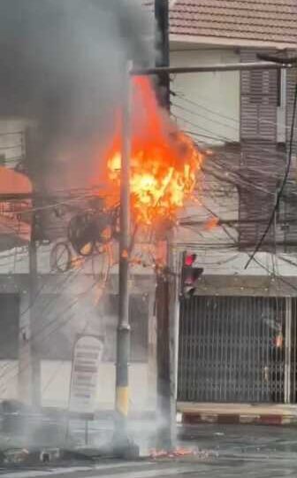 ฝนตกหนักทำไฟลัดวงจร ก่อนไหม้สายสื่อสารชั่วโมงเร่งด่วน