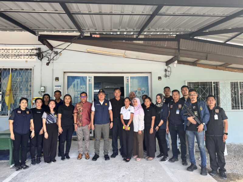 คนร้ายแต่งกายเลียนแบบหญิงมุสลิม บุกกระหน่ำยิงสำนักงานสรรพสามิตพื้นที่ปัตตานี สาขามายอ 16 นัด เจ็บ 2 ราย สั่งปิดสำนักงานชั่วคราว