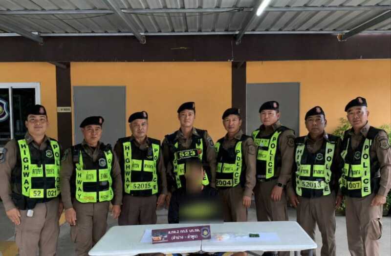 ตำรวจทางหลวงลำปางรวบหนุ่มวัย 42 ปี ฉี่ม่วง ขี่ จยย.ซุกยาบ้า-ยาไอซ์ สารภาพเป็นของตน พบเพิ่งพ้นคุกไม่ถึงเดือน มีประวัติคดียาเสพติดและลักทรัพย์