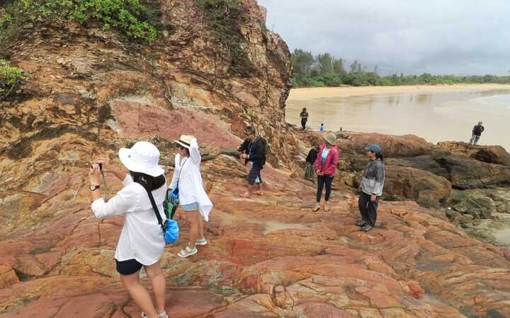 พังงา-ชวนเที่ยว “เขาหน้ายักษ์” หาดลับพังงา น้ำทะเลสีฟ้าใส โขดหินแปลกสีสันสวยงามกลางอุทยานฯ เขาลำปี-หาดท้ายเหมือง