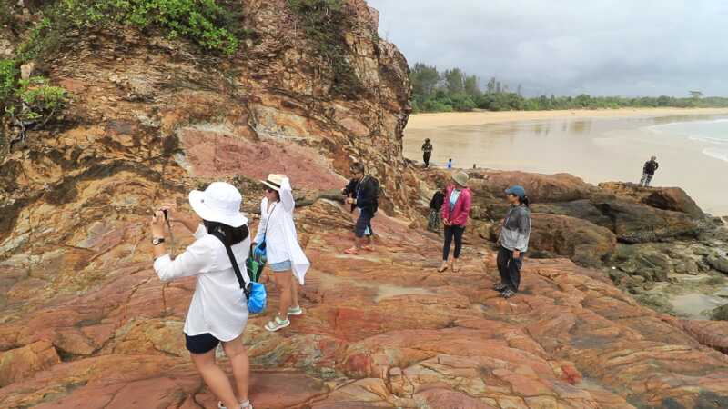 พังงา-ชวนเที่ยว “เขาหน้ายักษ์” หาดลับพังงา น้ำทะเลสีฟ้าใส โขดหินแปลกสีสันสวยงามกลางอุทยานฯ เขาลำปี-หาดท้ายเหมือง