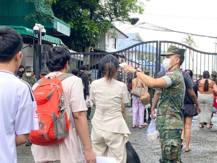 ด่านหาดเล็กตรวจเข้ม สัมภาระรับตัวคนไทย 14 คนเป็นบุคคลถูกจับกุมและเกี่ยวข้องกับอาชญากรรม ออนไลน์ในราชอาณาจักรกัมพูชากลับประเทศไทย 14 คน ชาย 11 คน หญิง 3 คน มีหมายจับชาย 3 คน