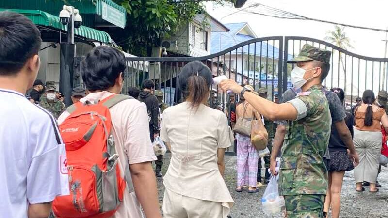 ด่านหาดเล็กตรวจเข้ม สัมภาระรับตัวคนไทย 14 คนเป็นบุคคลถูกจับกุมและเกี่ยวข้องกับอาชญากรรม ออนไลน์ในราชอาณาจักรกัมพูชากลับประเทศไทย 14 คน ชาย 11 คน หญิง 3 คน มีหมายจับชาย 3 คน