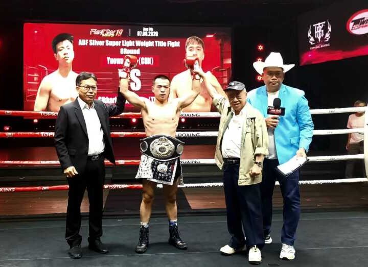 กำปั้นมังกรจีนสุดแกร่งกวาดเข็มขัดสหพันธ์มวยแห่งเอเชีย หรือ ABF 3 รุ่น โดยมีนายนริส สิงห์วังชา ประธาน ABF และนายกสมาคมกีฬาชักกะเย่อแห่งประเทศไทย ให้เกียรติขึ้นคาดเข็มขัดและร่วมแสดงความยินดี ที่ เวทีมวยบางกอกไนท์บาซาร์