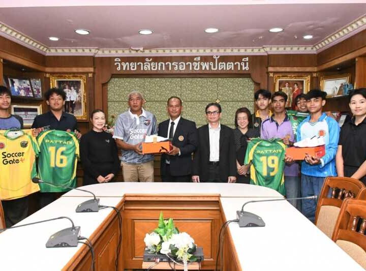 Pok Warong ประสาน SOCCER GATE สนับสนุนรองเท้าฟุตซอลและชุดแข่งขัน ส่งกำลังใจนักกีฬาวิทยาลัยการอาชีพปัตตานี ลุยศึกอาชีวศึกษาระดับประเทศ
