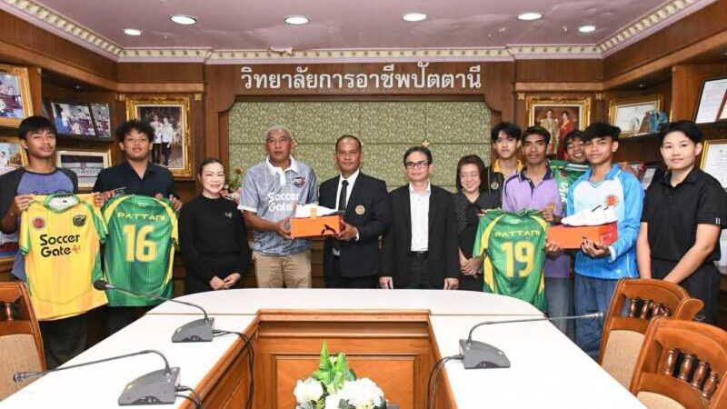 Pok Warong ประสาน SOCCER GATE สนับสนุนรองเท้าฟุตซอลและชุดแข่งขัน ส่งกำลังใจนักกีฬาวิทยาลัยการอาชีพปัตตานี ลุยศึกอาชีวศึกษาระดับประเทศ