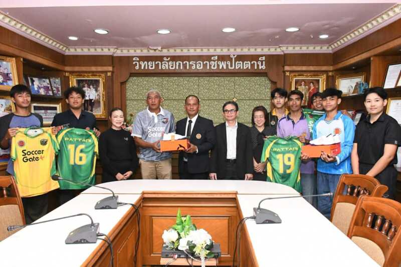 Pok Warong ประสาน SOCCER GATE สนับสนุนรองเท้าฟุตซอลและชุดแข่งขัน ส่งกำลังใจนักกีฬาวิทยาลัยการอาชีพปัตตานี ลุยศึกอาชีวศึกษาระดับประเทศ