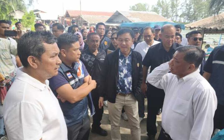 พังงา-รองปลัดสำนักนายกรัฐมนตรี พร้อมผู้แทนสมัชชาคนจน นำคณะลงพื้นที่แก้ปัญหาสิ่งปลูกสร้างของชาวประมงพื้นบ้าน ล่วงล้ำลำน้ำบ้านในไร่