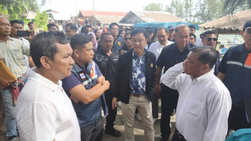 พังงา-รองปลัดสำนักนายกรัฐมนตรี พร้อมผู้แทนสมัชชาคนจน นำคณะลงพื้นที่แก้ปัญหาสิ่งปลูกสร้างของชาวประมงพื้นบ้าน ล่วงล้ำลำน้ำบ้านในไร่