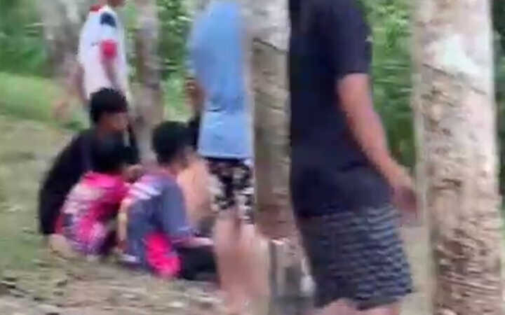 ห้าวเป้งนักเลงฟันน้ำนม ปกมีดสปาต้าไปยำคู่อริบาดเจ็บขณะไปเจอกันที่น้ำตก เผยคู่กรณีเป็นนักเรียนโรงเรียนเดียวกันชั้นเดียวกันแต่มีปัญหากัน สุดท้ายผู้ปกครองต้องแจ้งความเพราะยังโพสต์ท้ายทายกลัวลูกจะไม่ปลอดภัย
