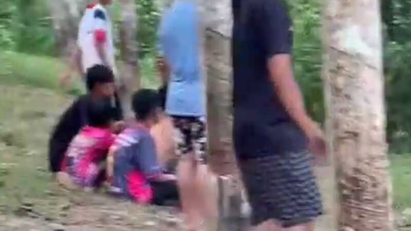 ห้าวเป้งนักเลงฟันน้ำนม ปกมีดสปาต้าไปยำคู่อริบาดเจ็บขณะไปเจอกันที่น้ำตก เผยคู่กรณีเป็นนักเรียนโรงเรียนเดียวกันชั้นเดียวกันแต่มีปัญหากัน สุดท้ายผู้ปกครองต้องแจ้งความเพราะยังโพสต์ท้ายทายกลัวลูกจะไม่ปลอดภัย