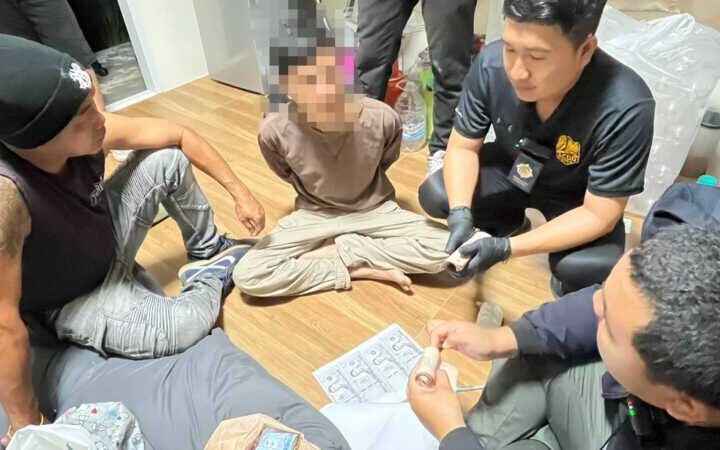 พังงา – ฝ่ายปกครองพังงาทลายรังยาบ้ากลางเมือง รวบ “ท็อป ตากแดด” พร้อมของกลางกว่า 4,700 เม็ด เพิ่งพ้นโทษได้ 3 เดือน
