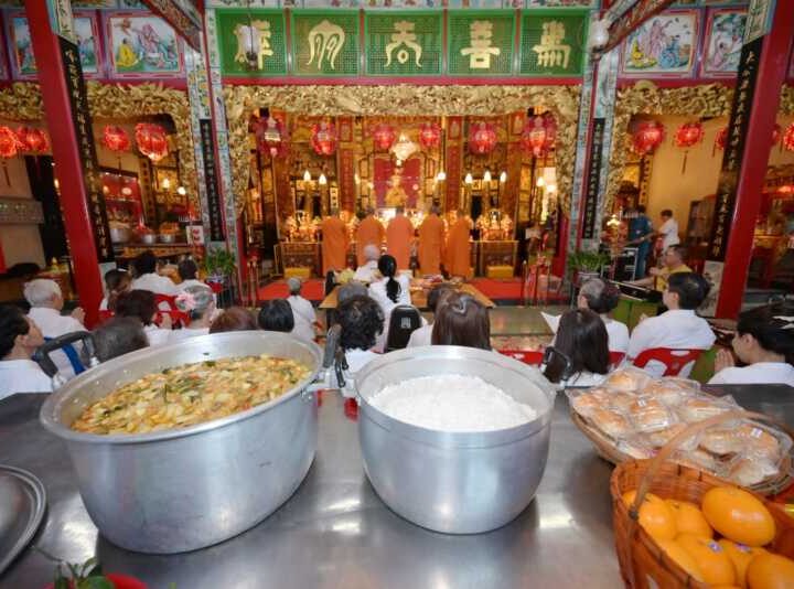 มูลนิธิป่อเต็กตึ๊ง ประกอบพิธีเปิดประตูผี เนื่องในงานประเพณีทิ้งกระจาด ประจำปี 2569 พร้อมเชิญชวนสาธุชนร่วมงานมหาบุญมหากุศลทั้งที่ศาลเจ้าไต้ฮงกง พลับพลาไชย และศาลเจ้าไต้ฮงกงหยกขาวฯ สาทร กรุงเทพฯ