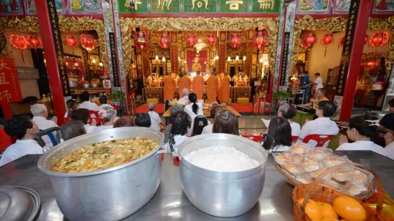มูลนิธิป่อเต็กตึ๊ง ประกอบพิธีเปิดประตูผี เนื่องในงานประเพณีทิ้งกระจาด ประจำปี 2569 พร้อมเชิญชวนสาธุชนร่วมงานมหาบุญมหากุศลทั้งที่ศาลเจ้าไต้ฮงกง พลับพลาไชย และศาลเจ้าไต้ฮงกงหยกขาวฯ สาทร กรุงเทพฯ