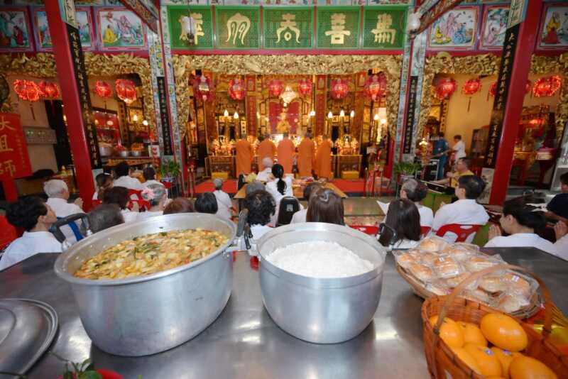 มูลนิธิป่อเต็กตึ๊ง ประกอบพิธีเปิดประตูผี เนื่องในงานประเพณีทิ้งกระจาด ประจำปี 2569 พร้อมเชิญชวนสาธุชนร่วมงานมหาบุญมหากุศลทั้งที่ศาลเจ้าไต้ฮงกง พลับพลาไชย และศาลเจ้าไต้ฮงกงหยกขาวฯ สาทร กรุงเทพฯ