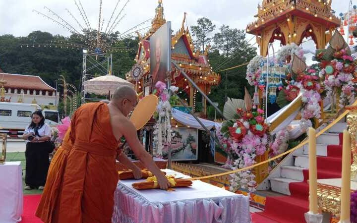 ชุมพร-สะท้านผืนฟ้าปะทิว! ปาฏิหาริย์ทรงกลดโผล่เหนือเมรุ เทวดาเปิดฟ้าส่งจิต ‘หลวงปู่ฉะอ้อน’ สู่สวรรคาลัย