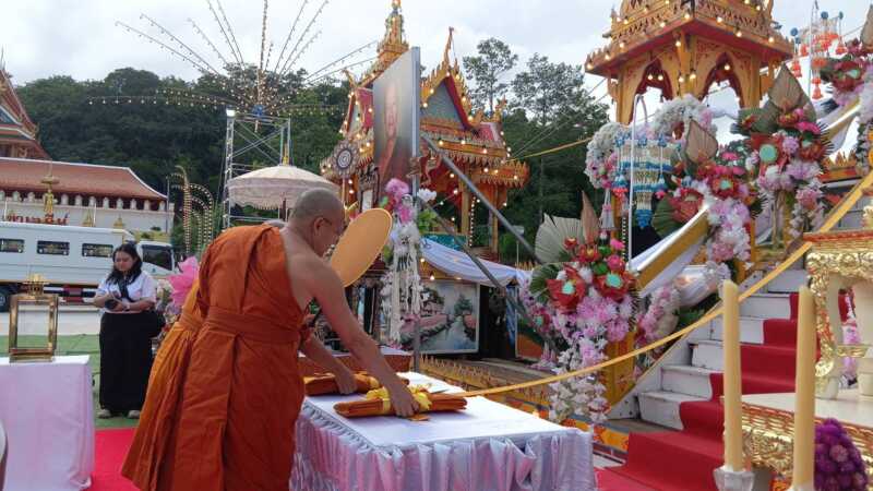 ชุมพร-สะท้านผืนฟ้าปะทิว! ปาฏิหาริย์ทรงกลดโผล่เหนือเมรุ เทวดาเปิดฟ้าส่งจิต ‘หลวงปู่ฉะอ้อน’ สู่สวรรคาลัย