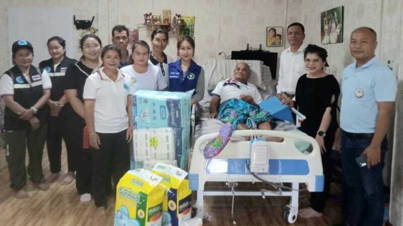 ​สะเทือนหัวใจคนไทยทั้งประเทศ! สส.ติดดินเห็นความทุกข์ผู้ป่วยติดเตียงน้ำตาตกใน! ควักเงินเดือน 3 เดือนซ้อน ซื้อแพมเพิส-ข้าวสาร ลุยช่วยผู้ป่วยติดเตียงถึงมุ้งนอน