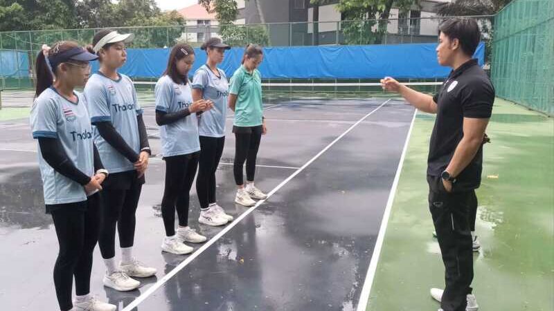 5 นักหวดสาวซอฟท์เทนนิสทีมชาติไทย ชุดลุยศึกเอเชี่ยนเกมส์ที่เมืองนาโงย่า ประเทศญี่ปุ่น ซ้อมเข้ม นางอุดมลักษณ์ ศิริกุลเลิศรัฐ นายกสมาคมกีฬาซอฟท์เทนนิสแห่งประเทศไทย หวังลุ้นเหรียญรางวัลฝากแฟนกีฬาชาวไทย