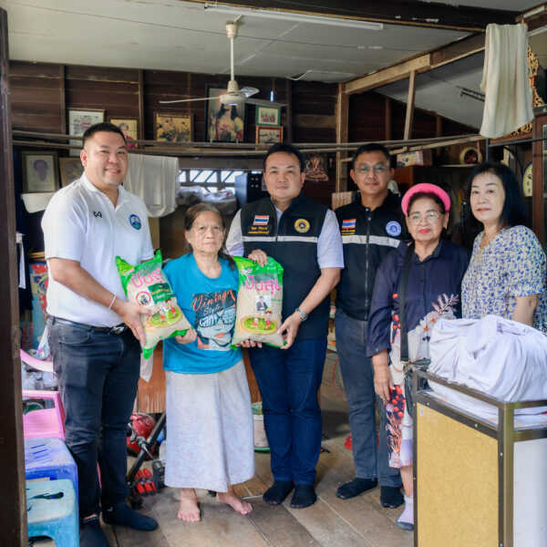 เทศบาลเมืองจันทบุรี ลงพื้นที่ตรวจเยี่ยมประชาชน และมอบข้าวสารช่วยเหลือบรรเทาความเดือดร้อน