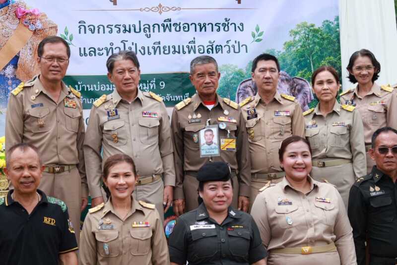 องคมนตรี พลเอกเฉลิมชัย สิทธิสาท นำข้าราชการ ประชาชนร่วมกิจกรรมปลูกพืชอาหารช้าง-ทำโป่งเทียมเพื่อลดผลกระทบปัญหาคนกับช้างป่าในพื้นที่ จังหวัดจันทบุรี