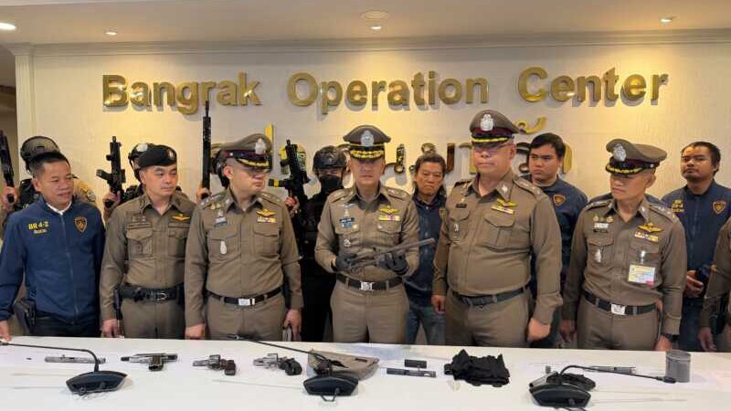 ตำรวจบางรักบุกค้นบ้าน หลังได้ยินเสียงคล้ายปืน ผงะพบคลังอาวุธ 8 กระบอก พร้อมกระสุน-ดินดำ รวบเจ้าของบ้านวัย 46 ปี