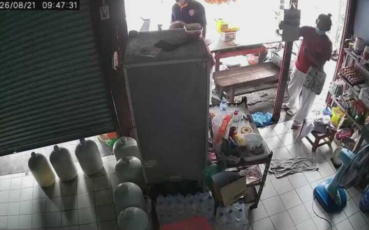 ปทุมธานีผัวเมียแสบทำทีซื้อของ ฉกเงินยายพิการแขนขาดหนีลอยนวลวงจรปิดจับภาพได้