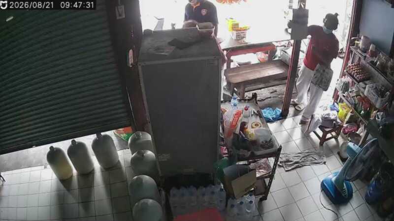 ปทุมธานีผัวเมียแสบทำทีซื้อของ ฉกเงินยายพิการแขนขาดหนีลอยนวลวงจรปิดจับภาพได้