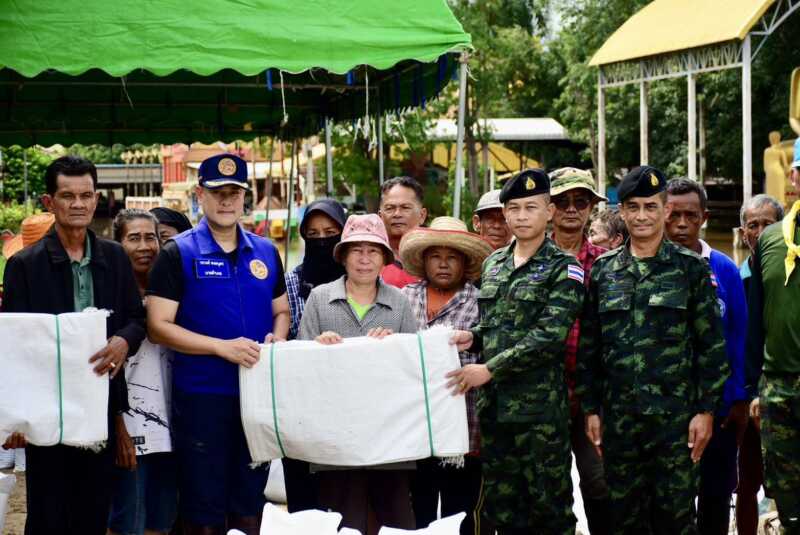 พิษณุโลก ศบภ.มทบ.39 ลุยน้ำเนินกุ่ม! ระดมกำลังเสริมคันกั้นน้ำ ช่วยชาวบางกระทุ่มฝ่าวิกฤตน้ำหลาก