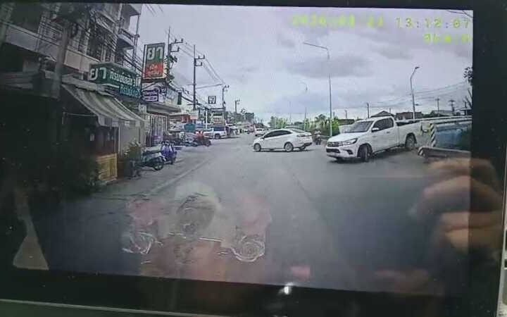 ปทุมธานีเก๋งมักง่ายปาดหน้ารถกู้ภัย เบรกหัวทิ่มหวิดเกิดอุบัติเหตุซ้ำซ้อน